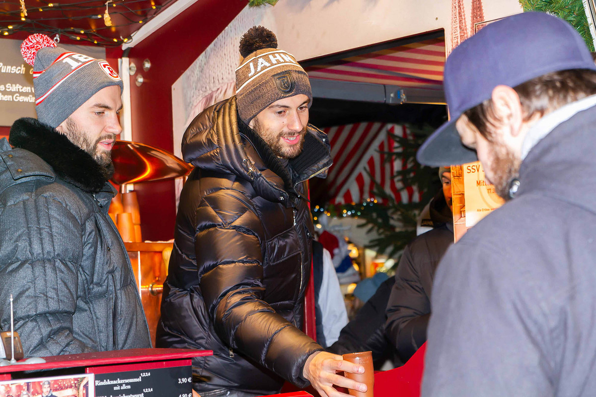 Für den guten Zweck Jahn Profis schenken Glühwein Punsch aus SSV