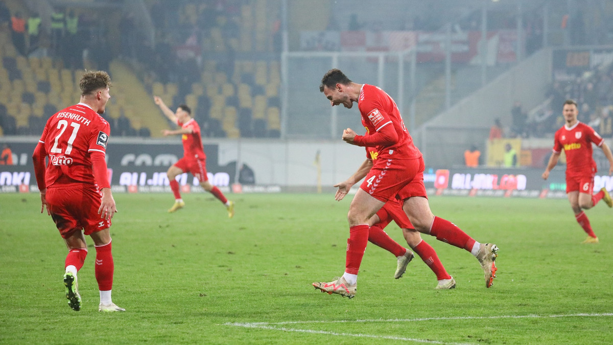 Florian Ballas köpft Jahnelf spät zum Sieg SSV Jahn Regensburg